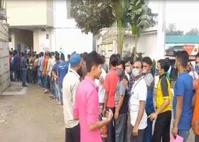 যেভাবে কাজ চলছে গাজীপুরের গার্মেন্টকারখানায়