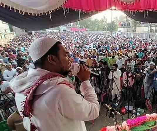 জনসভায় বক্তৃতা করছেন বাম জোটের শরিক দলের নেতা আব্বাস সিদ্দিকি