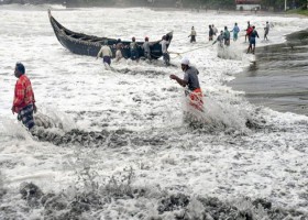 গুজরাতে প্রচণ্ড বেগে আঘাত হানতে পারে তাউটে